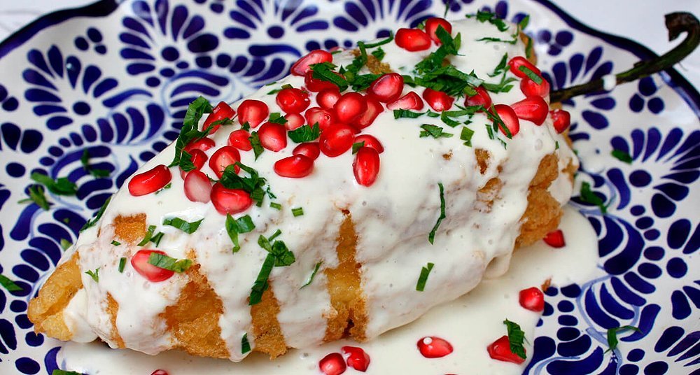Chile en Nogada en plato