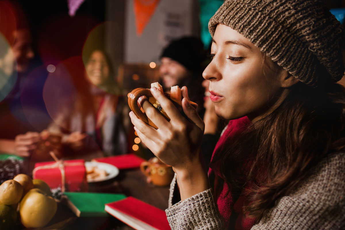 Mujer bebiendo ponche navideño