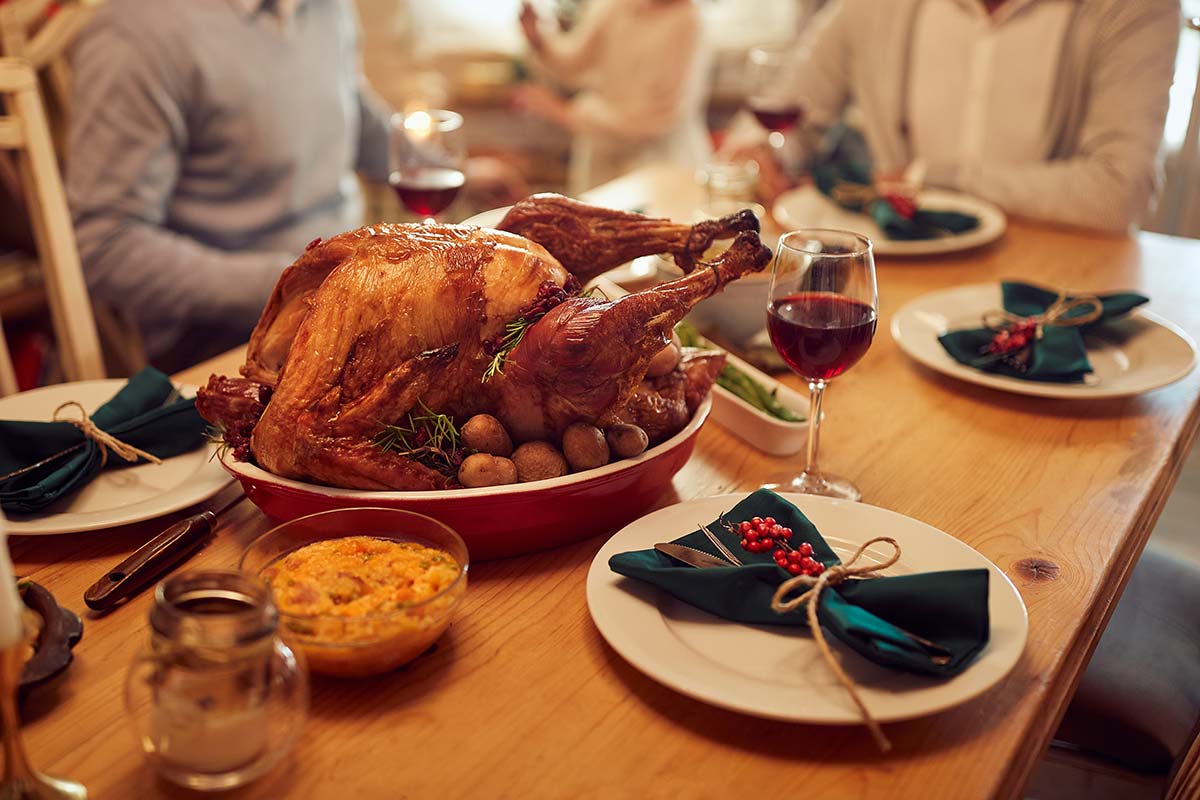 Cena de Navidad tradicional con pavo