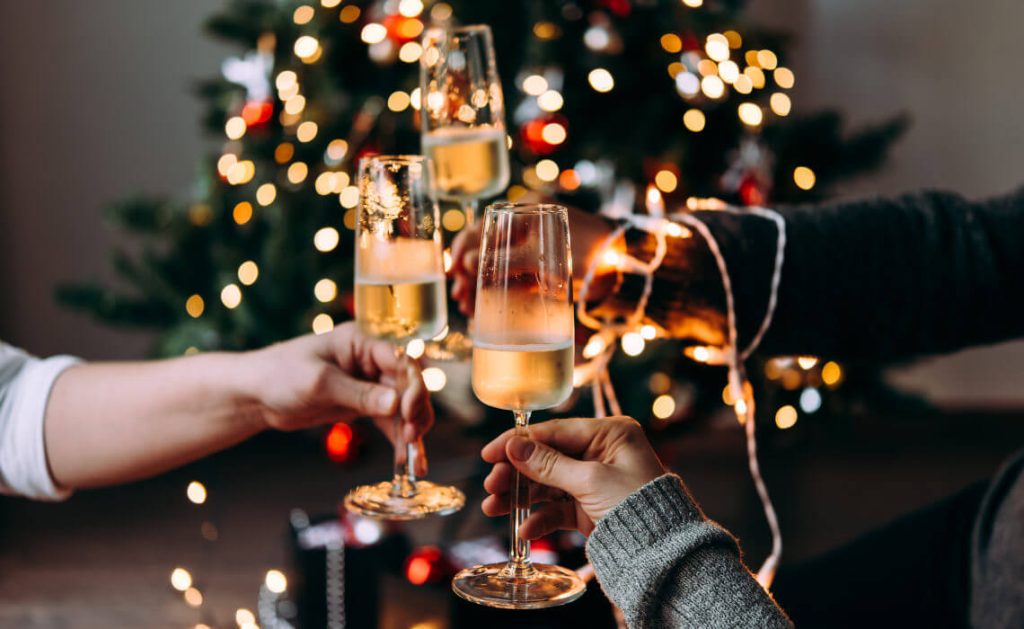 Familia celebrando con vino blanco en Navidad