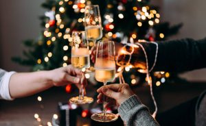 Familia celebrando con vino blanco en Navidad