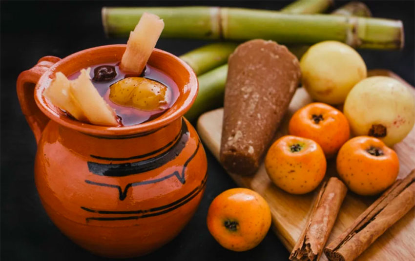 Olla de barro con ponche para Navidad