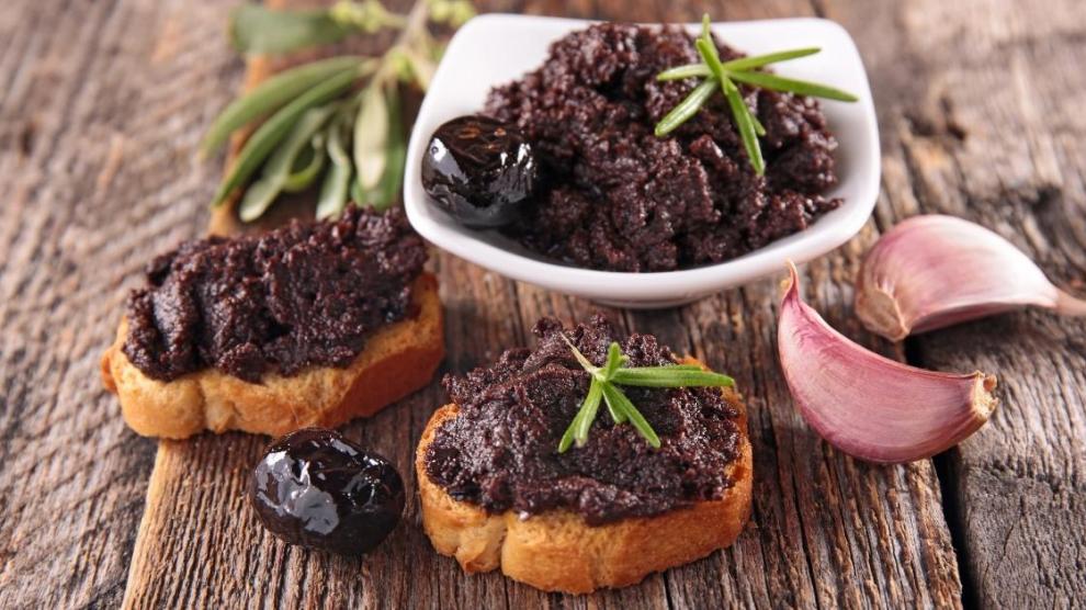pan con bowl de tapenade