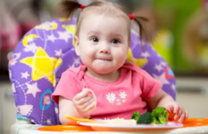 bebé comiendo brocoli