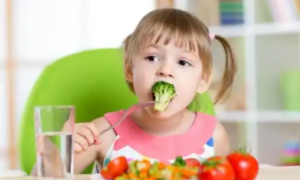niña comiendo brocoli