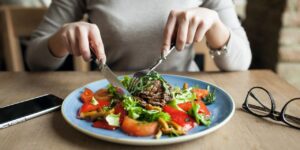 mujer comiendo ensalada