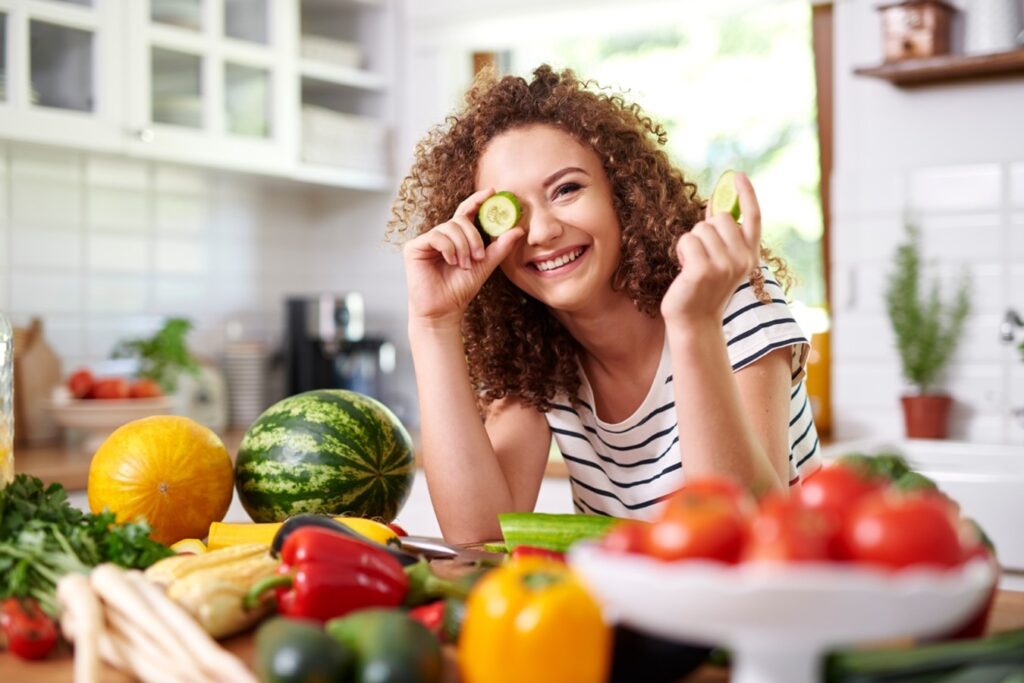 mujer con vegetales