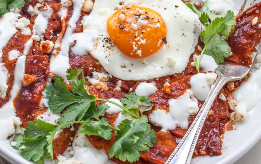 chilaquiles rojos con huevo