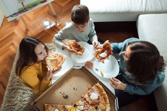 comer pizza familia