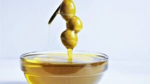 aceitunas y aceite de oliva extra virgen