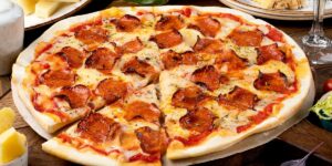 Pizza casera de queso y pepperoni