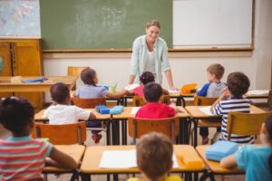 escuela bilingue mostrando unos útiles escolares y accesorios