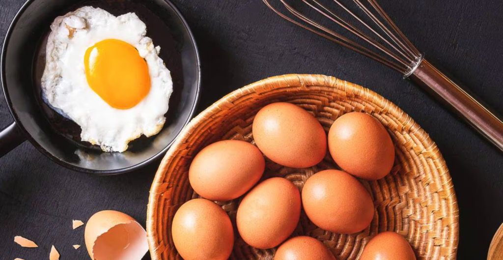 huevo estrellado y huevos en una cesta