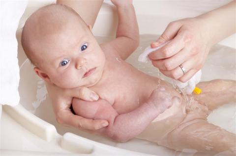 bebé en bañera
