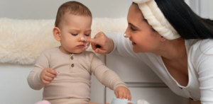 mamá y bebé con crema en la cara