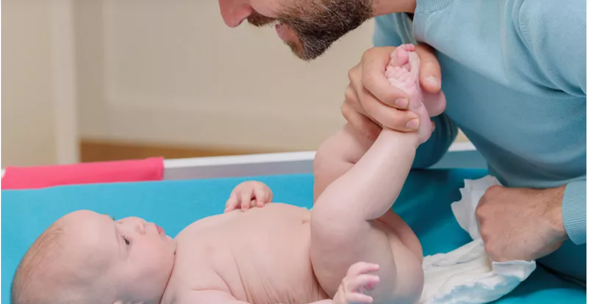 papá cambiando pañales