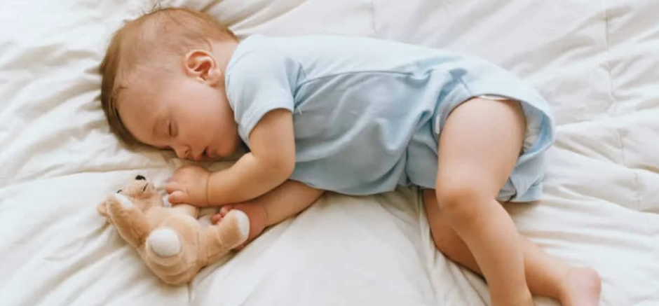 bebé dormido con su osito