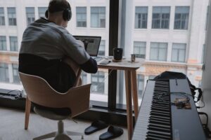 Escritorio moderno para estudio o trabajo.