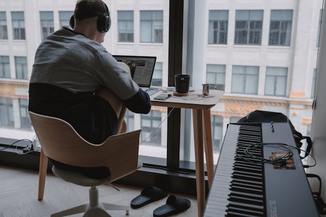 Escritorio moderno para estudio o trabajo.