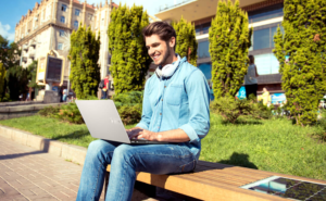 estudiante con una laptop