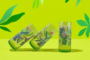 vasos de colores decorados con pintura