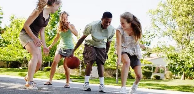 adolescentes haciendo ejercicio