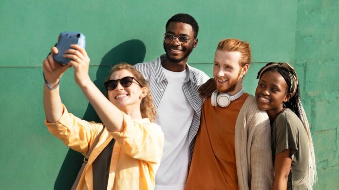 jovenes tomando una selfie