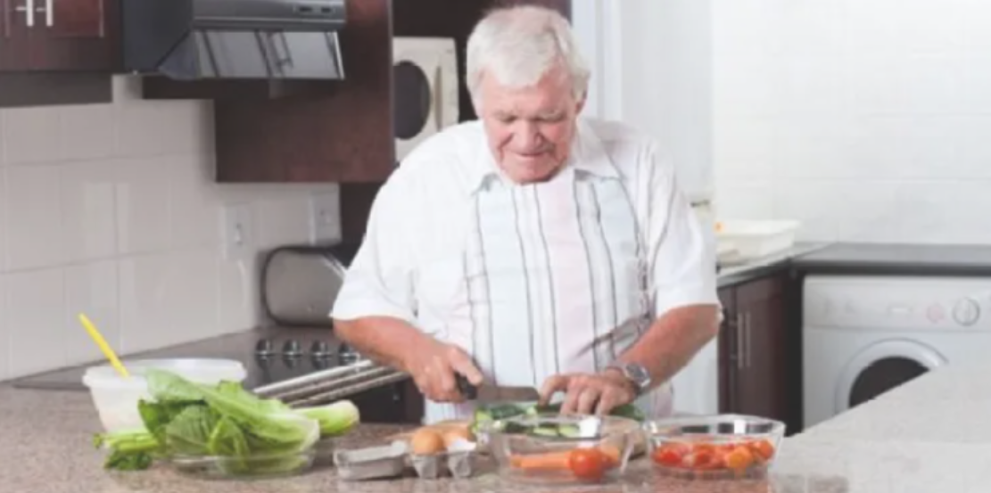 hombre mayor cocinando
